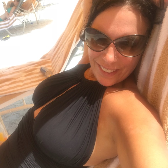 Meet your top 10% seller and posh ambassador ๐๐๐โค๏ธโค๏ธโค๏ธ - Picture 4 of 8